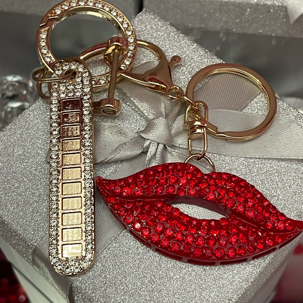 NEW RED CRYSTAL LIPS WITH GOLD AND CRYSTAL DETAILS BAG CHARM KEYCHAIN ❤️❤️💕💕💝💝